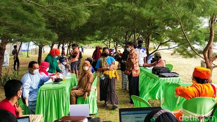 vaksinasi wisatawan pantai asmara banyuwangi