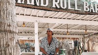 Tak kalah keren, posenya saat nongkrong di bar ini juga sukses membuat netizen salah fokus dengan ketampananya. Foto: Instagram @v.andrianto
