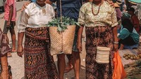 Salah satu momen traveling yang mengesankan adalah momennya saat ke pasar tradisional. Ia bahkan berpose sambil menopang wadah berisi daun singkong. Foto: Instagram @v.andrianto