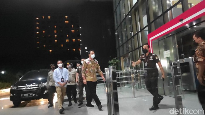 Wakil Ketua DPR Azis Syamsuddin tiba di gedung KPK usai dijemput paksa Wakil Ketua DPR Azis Syamsuddin tiba di gedung KPK usai dijemput paksa