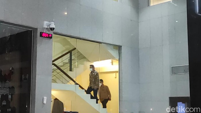 Wakil Ketua DPR Azis Syamsuddin tiba di gedung KPK usai dijemput paksa (Azhar Bagas/detikcom) Wakil Ketua DPR Azis Syamsuddin tiba di gedung KPK usai dijemput paksa (Azhar Bagas/detikcom)
