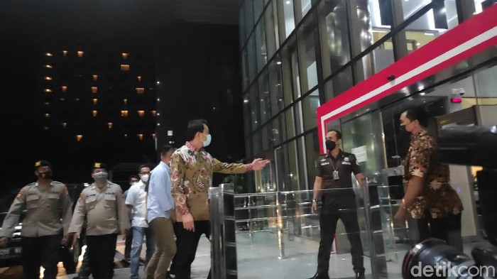Wakil Ketua DPR Azis Syamsuddin tiba di gedung KPK usai dijemput paksa (Azhar Bagas/detikcom)