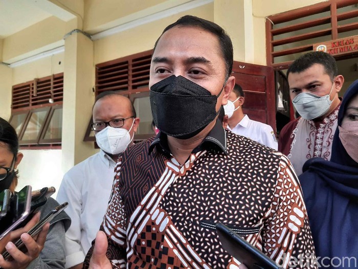 Kasus COVID-19 di Surabaya terus melandai. Kini, pedagang boleh buka hingga pukul 24.00 WIB.