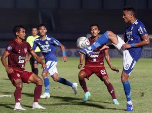 Striker Persib Bandung Masih Mandul