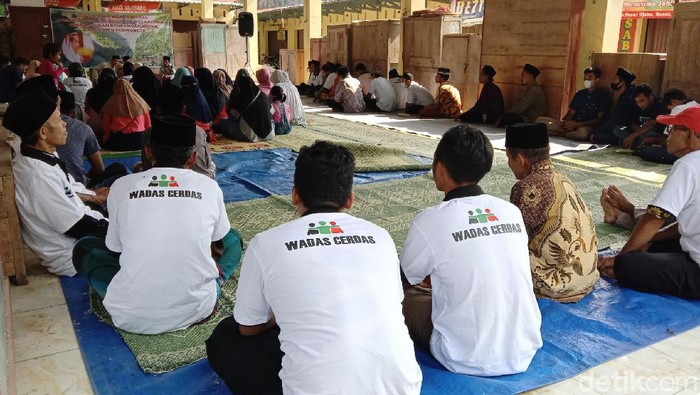Warga Desa Wadas, Purworejo, yang tergabung dalam komunitas Wadas Cerdas menggelar istigasah, Jumat (24/9/2021).