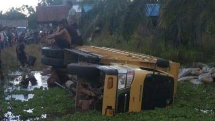 Warga melakukan evakuasi terhadap korban tewas kecelakaan truk masuk parit di Sumut