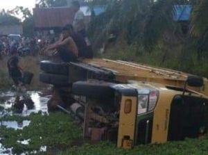Nahas! Truk Material Terguling ke Parit di Sumut, 3 Buruh Tewas
