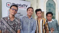 Aly Julys selaku humas Patria TV, pihak yang menaungi Warkopi, menyampaikan permintaan itu pada jumpa pers yang dilakukan di kantornya, Sawangan, Depok, Jawa Barat, Jumat (24/9/2021). (Foto: Pingkan/detikcom) 