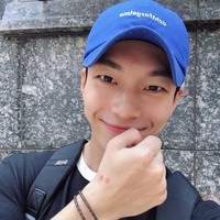 Bintang Squid Game ini lebih dulu mengawali kariernya sebagai model. Wi Ha Joon kemudian menjajal dunia akting lewat film pendek Peace in Them pada 2012. Foto: dok. Instagram wi__wi__wi