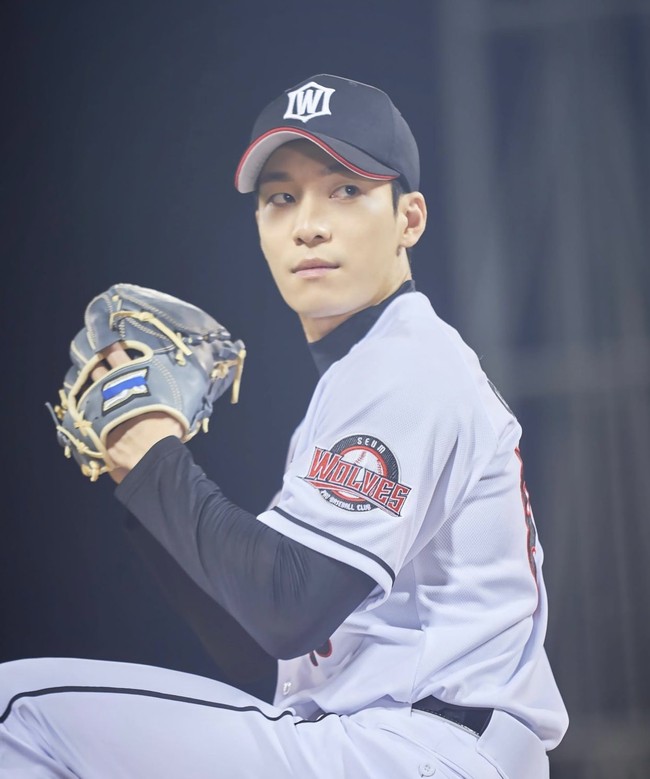Wi Ha Joon yang tengah naik daun menjadi perbincangan di forum online. Netizen Korea terpana dengan kemampuan aktingnya sebagai pembunuh berantai (film Midnight), atlet baseball (18 Again), dan terbaru petugas polisi (Squid Game). Foto: dok. Instagram wi__wi__wi