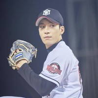 Wi Ha Joon yang tengah naik daun menjadi perbincangan di forum online. Netizen Korea terpana dengan kemampuan aktingnya sebagai pembunuh berantai (film Midnight), atlet baseball (18 Again), dan terbaru petugas polisi (Squid Game). Foto: dok. Instagram wi__wi__wi