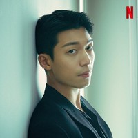 Wi Ha Joon sontak menjadi perbincangan setelah membintangi Squid Game. Penonton terpana dengan pesonanya sebagai polisi ‘impostor’ yang berpura-pura menjadi administrator game. Foto: dok. Netflix