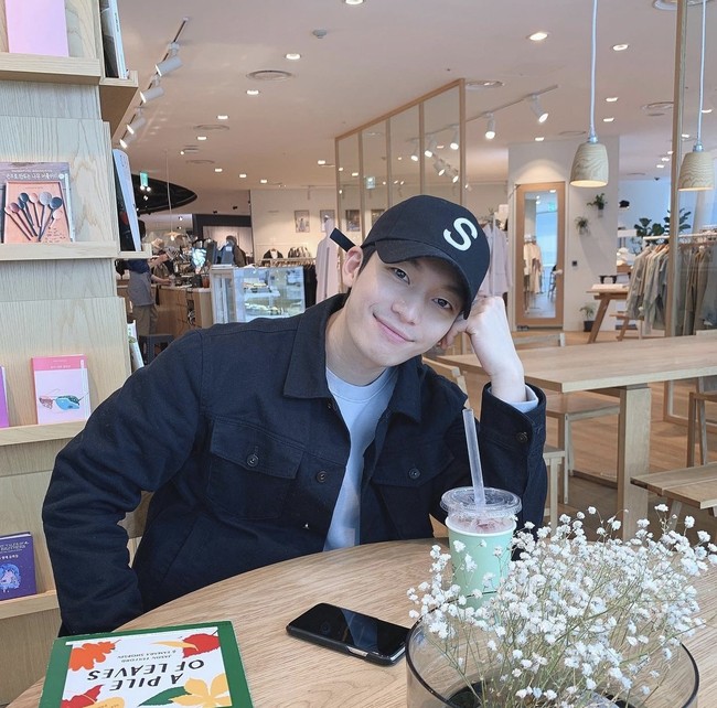 Dengan paras tampan dan fisik yang bugar, Wi Ha Joon mulai meraih popularitasnya tahun ini di usia 30 tahun. Ia akan membintangi film Shark yang diadaptasi dari webtoon bersama Kim Min Seok. Foto: dok. Instagram wi__wi__wi