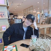 Dengan paras tampan dan fisik yang bugar, Wi Ha Joon mulai meraih popularitasnya tahun ini di usia 30 tahun. Ia akan membintangi film Shark yang diadaptasi dari webtoon bersama Kim Min Seok. Foto: dok. Instagram wi__wi__wi