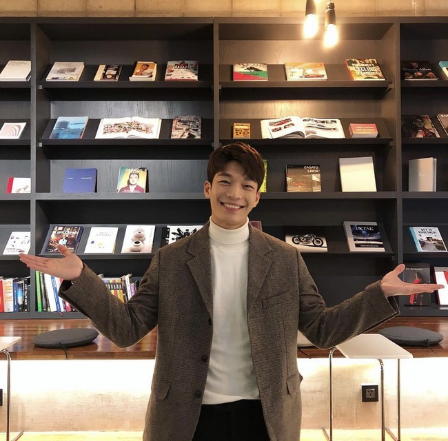 Meskipun awalnya berprofesi sebagai model, Wi Ha Joon lulus dari departemen Teater dan Film Universitas Sungkyul. Ia berada di bawah naungan agensi MS Team Entertainment seperti Son Ye Jin dan Lee Min Jung. Foto: dok. Instagram wi__wi__wi