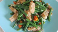Sayuran sederhana ini selalu sukses bikin nambah nasi hangat. Kamu bisa bikin tumis kacang panjang dan tempe yang bahan-bahannya tak mahal. Tambahkan terasi goreng untuk aroma yang lebih harum. Ini dia resep tumis kacang panjang dan tempe. Foto: detikfood