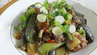 Di kulkas masih ada stok terong? Kamu bisa menumisnya ala hidangan restoran China. Manfaatkan juga sisa daging cincang kalau masih ada. Paduan terong dan daging sapi cincang ini dijamin bikin makan makin lahap! Ini resep tumis terong sedap. Foto: detikfood 