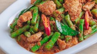 Tumisan kacang panjang ini terasa lebih istimewa dengan bumbu cabe dan kemiri. Apalagi jika ditambahkan irisan kasar daging ayam, pasti lebih nikmat. Pastikan memasaknya tak terlalu matang agar tekstur renyah kacang panjang masih terasa. Yuk bikin oseng pedas kacang panjang! Foto: iStock 