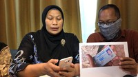 Salah satu bukti yang dibawa Agustin adalah foto dari kartu identitas. Foto: Hanif Hawari