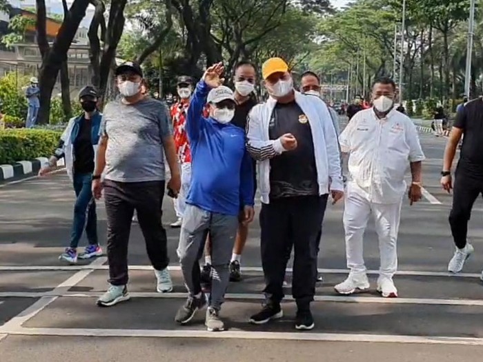 Ketua Umum Partai Golkar Airlangga Hartarto jalan santai di kawasan SCBD, Jakarta Selatan, Sabtu (25/9) pagi. Airlangga tak sendirian, dia ditemani Ketua Umum Partai Kebangkitan Bangsa (PKB) Muhaimin Iskandar (Cak Imin).