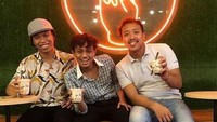 Ketiga anggota Warkopi sudah beberapa kali muncul di program acara televisi sebagai bintang tamu. Mereka juga tampak kompak saat menikmati es boba di salah satu kafe. Foto: Instagram @alfindk