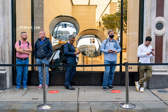 LONDON, ENGLAND - SEPTEMBER 24: LONDON, ENGLAND - SEPTEMBER 24: Apple launches the iPhone 13 in the UK at its Regent Street store on September 24, 2021 in London, England. (Photo by Ming Yeung/Getty Images)
