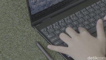 Laptop ini menampung berbagai port untuk konektivitas yang mudah. Ada HDMI dan 2 port USB Type C di sisi kiri. Foto: Andhika Lingga/detikcom