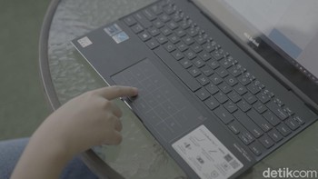 Baterainya juga awet. Dalam pemakaian normal diklaim bisa 14 jam dan ada fast charging 60% dalam 49 menit. Foto: Andhika Lingga/detikcom