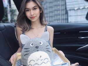 Asyiknya Gaya Safira Kaunang, Aspri Hotman Paris Saat Makan Kentang Goreng