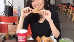 Asyiknya Gaya Safira Kaunang, Aspri Hotman Paris Saat Makan Kentang Goreng