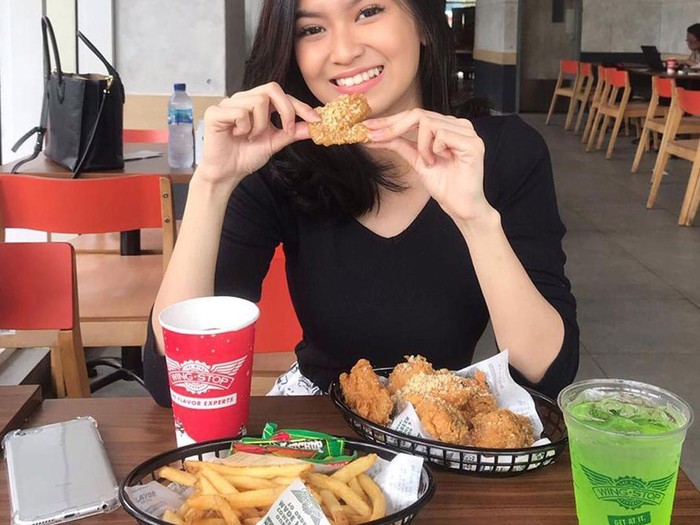 Asyiknya Gaya Safira Kaunang, Aspri Hotman Paris Saat Makan Kentang Goreng
