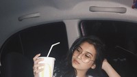 Bukan hanya nugget, Safira juga doyan minuman dari gerai fast food ini. Dan tampaknya Safira hobi makan di mobil. Mungkin karena praktis. Foto: Instagram @safirakaunang