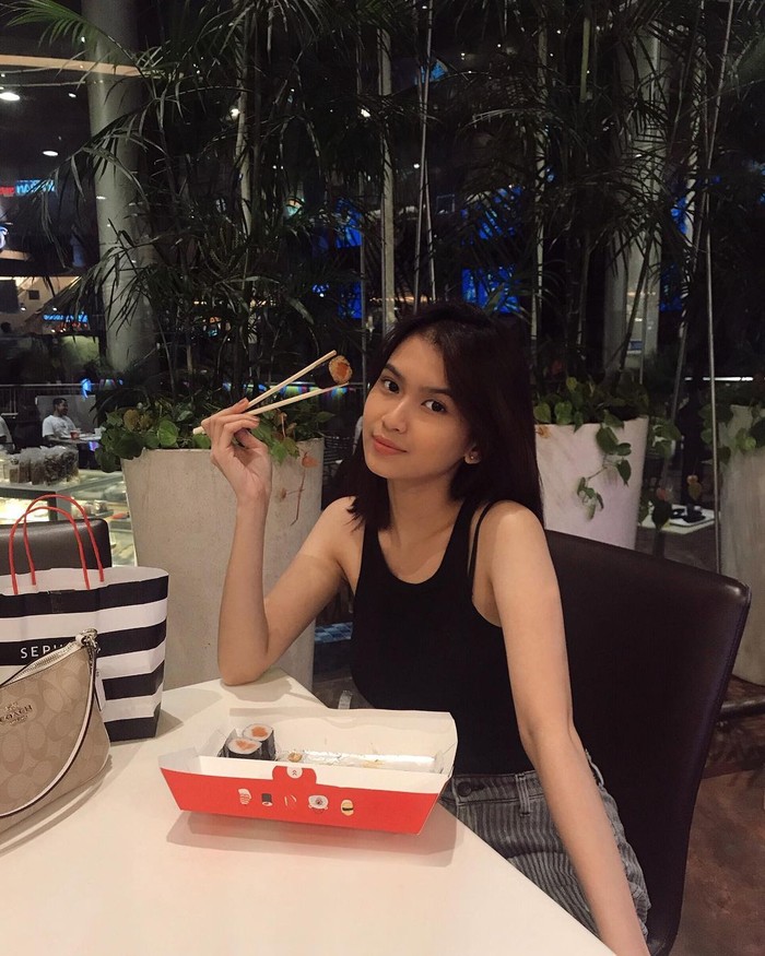 Asyiknya Gaya Safira Kaunang, Aspri Hotman Paris Saat Makan Kentang Goreng