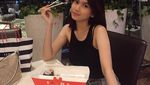 Asyiknya Gaya Safira Kaunang, Aspri Hotman Paris Saat Makan Kentang Goreng
