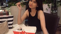 Oishi! Sekotak sushi sudah siap disantap Safira. Dara berambut panjang ini memang penggemar berat makanan Jepang, salah satunya sushi.  Foto: Instagram @safirakaunang