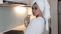 Good food, good mood, kata Safira dalam keterangan fotonya. Ia tampaknya baru selesai mandi dan bersiap menyantap menu sarapannya. Foto: Instagram @safirakaunang
