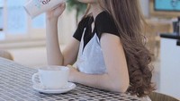 Safira adalah gadis kelahiran Jakarta, 28 Desember 2000. Di usia 20 tahun ini Safira juga seperti milenial lain yang hobi kulineran. Berbagai makanan pun pernah dicicipnya. Ia juga kerap hangout seru di kafe. Foto: Instagram @safirakaunang