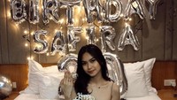 Baru-baru ini Safira memamerkan cake berlapis krim putih dengan hiasan strawberry segar. Ternyata kue ini menjadi kue ulang tahun Safira. Simpel tapi elegan dan tampak manis.  Foto: Instagram @safirakaunang