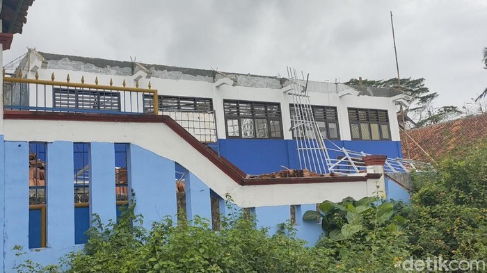 Atap SMP di Cianjur Ambruk