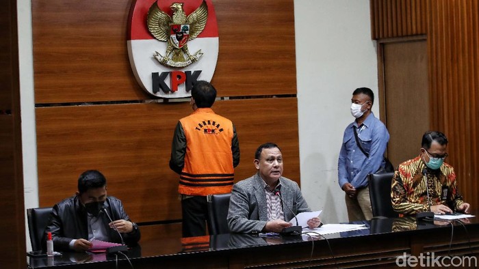 Wakil Ketua DPR Fraksi Golkar Azis Syamsuddin mengenakan baju tahanan berjalan menuju mobil tahana  di Gedung KPK,Kuningan,  Jakarta Selatan, Sabtu dinihari (25/9). Azis resmi ditahan KPK sebagai tersangka terkait kasus dugaan pengurusan Dana Alokasi Khusus (DAK) Kabupaten Lampung Tengah tahun 2017.