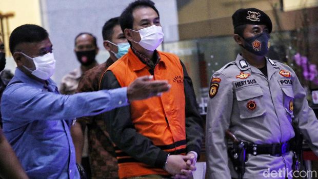 Wakil Ketua DPR Fraksi Golkar Azis Syamsuddin mengenakan baju tahanan berjalan menuju mobil tahana  di Gedung KPK,Kuningan,  Jakarta Selatan, Sabtu dinihari (25/9). Azis resmi ditahan KPK sebagai tersangka terkait kasus dugaan pengurusan Dana Alokasi Khusus (DAK) Kabupaten Lampung Tengah tahun 2017.