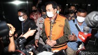 Sebelumnya, Azis Syamsuddin dijerat KPK sebagai tersangka. Penetapan tersangka atas Azis Syamsuddin diduga berkaitan dengan perkara di Kabupaten Lampung Tengah. Penetapan Azis Syamsuddin sebagai tersangka kabarnya telah dilakukan KPK pada bulan lalu.
