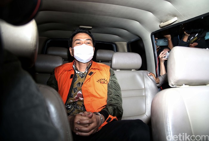 Azis Syamsuddin Wakil Ketua DPR Fraksi Golkar Azis Syamsuddin mengenakan baju tahanan berjalan menuju mobil tahana di Gedung KPK,Kuningan, Jakarta Selatan, Sabtu dinihari (25/9). Azis resmi ditahan KPK sebagai tersangka terkait kasus dugaan pengurusan Dana Alokasi Khusus (DAK) Kabupaten Lampung Tengah tahun 2017.