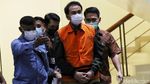 Foto Pekan Ini: Azis Syamsuddin Diborgol-Kace Lebam Dianiaya Napoleon