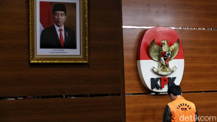 Wakil Ketua DPR Fraksi Golkar Azis Syamsuddin mengenakan baju tahanan berjalan menuju mobil tahana  di Gedung KPK,Kuningan,  Jakarta Selatan, Sabtu dinihari (25/9). Azis resmi ditahan KPK sebagai tersangka terkait kasus dugaan pengurusan Dana Alokasi Khusus (DAK) Kabupaten Lampung Tengah tahun 2017.