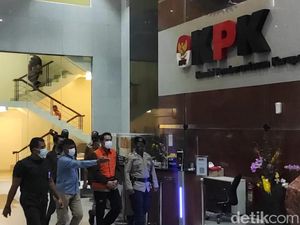 Pakai Rompi Oranye-Diborgol, Azis Syamsuddin Ditahan KPK!