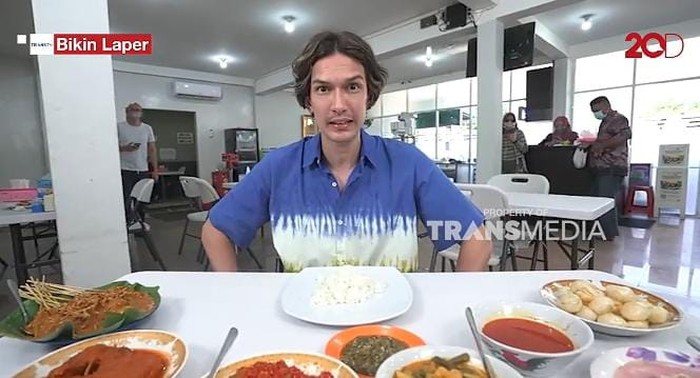 Bikin Laper Bubur Kampiun Bikin Laper! Dimas Beck Cicip Asam Padeh hingga Bubur Kampiun yang Manis Legit