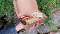 Kalau perut lapar, di sini ada menu tambahan lainnya yaitu Mie Goreng Katsu Double. Menu ini dilengkapi telur rebus dan chicken katsu. Harganya hanya Rp 25.000 saja. Murah!Foto: detikFood