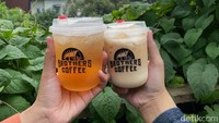 Dengan kisaran harga Rp 26.000 contohnya, kamu sudah bisa menikmati Es Kopi Susu Brothers Signature yang rasa unik. Kemudian bisa juga pesan Caramel Macchiato seharga Rp 27.000 yang bisa disajikan panas atau dingin. Foto: detikFood