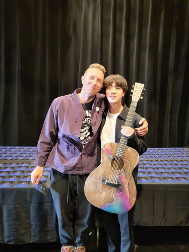 Chris Martin dan Jin BTS